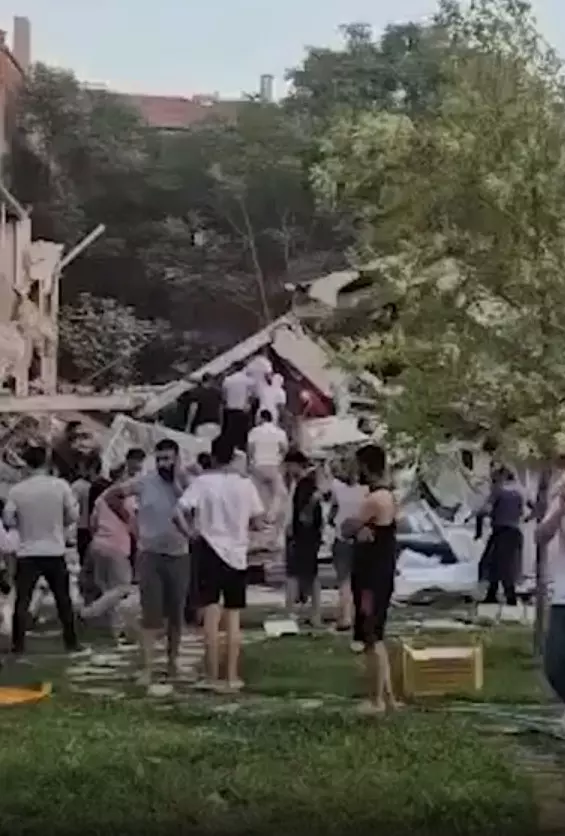 Balikesir Deki Deprem Nedeniyle Bazi Binalar 18933828 1892 M