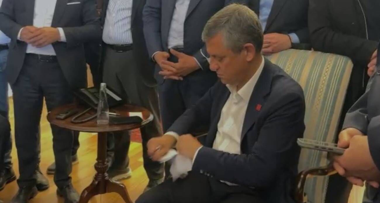 Özgür Özel kendisine verilen mutlak butlan tebligatını yırttı
