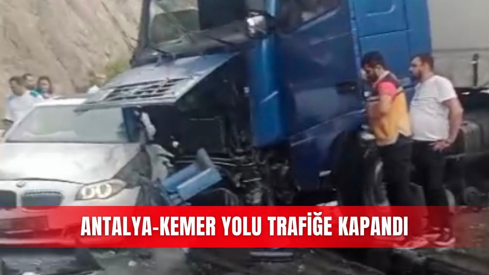 Antalya-Kemer yolu trafiğe kapandı