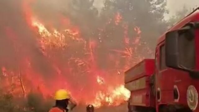 Antalya'da ekipler alevlerin arasında kalmaktan son anda kurtuldu