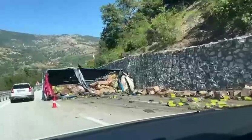 Freni boşalan tır dehşet saçtı! Baba hayatını kaybetti, oğlu yaralandı