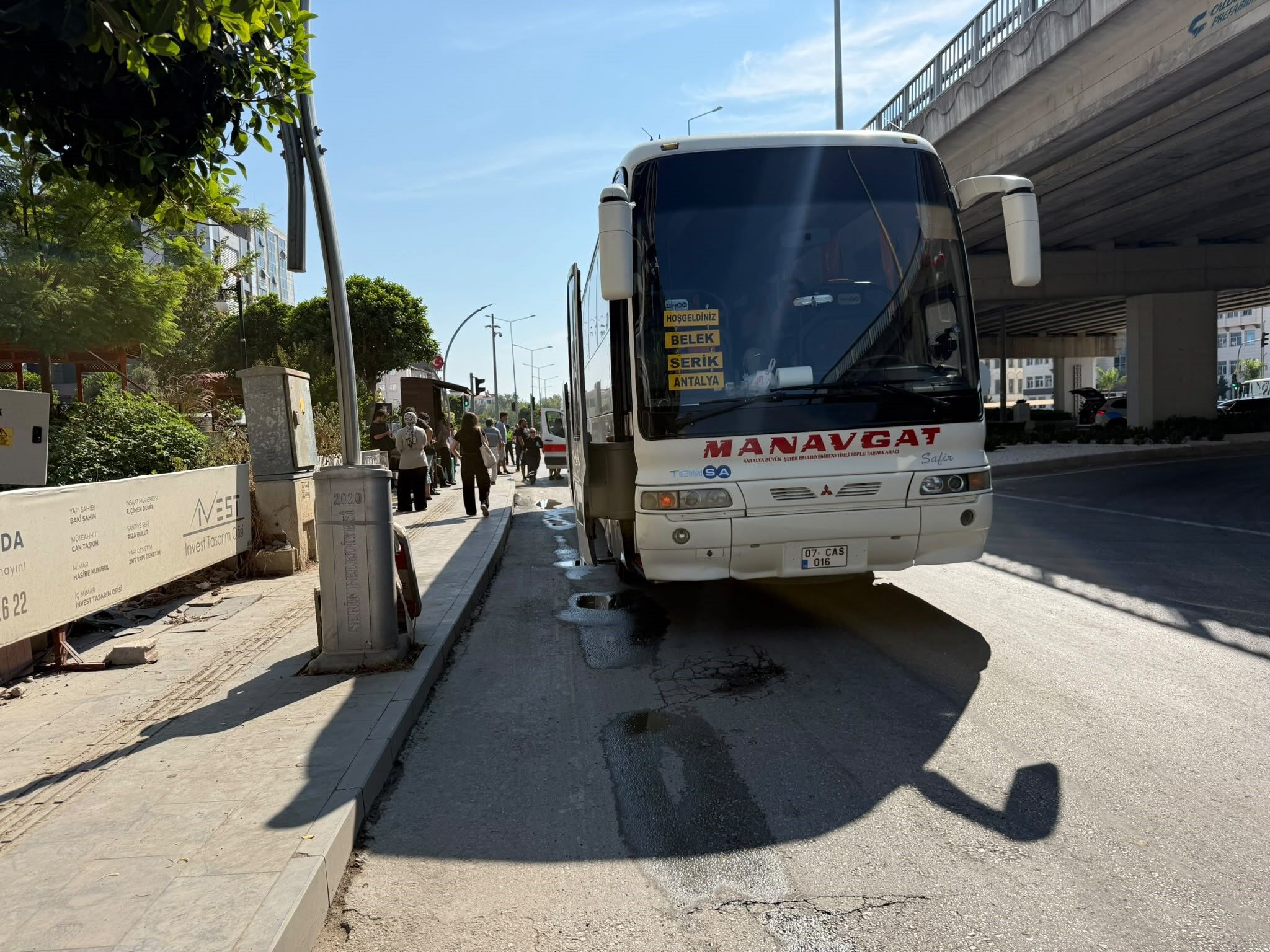 Otobüs ile çarpışan motosikletli yaralandı