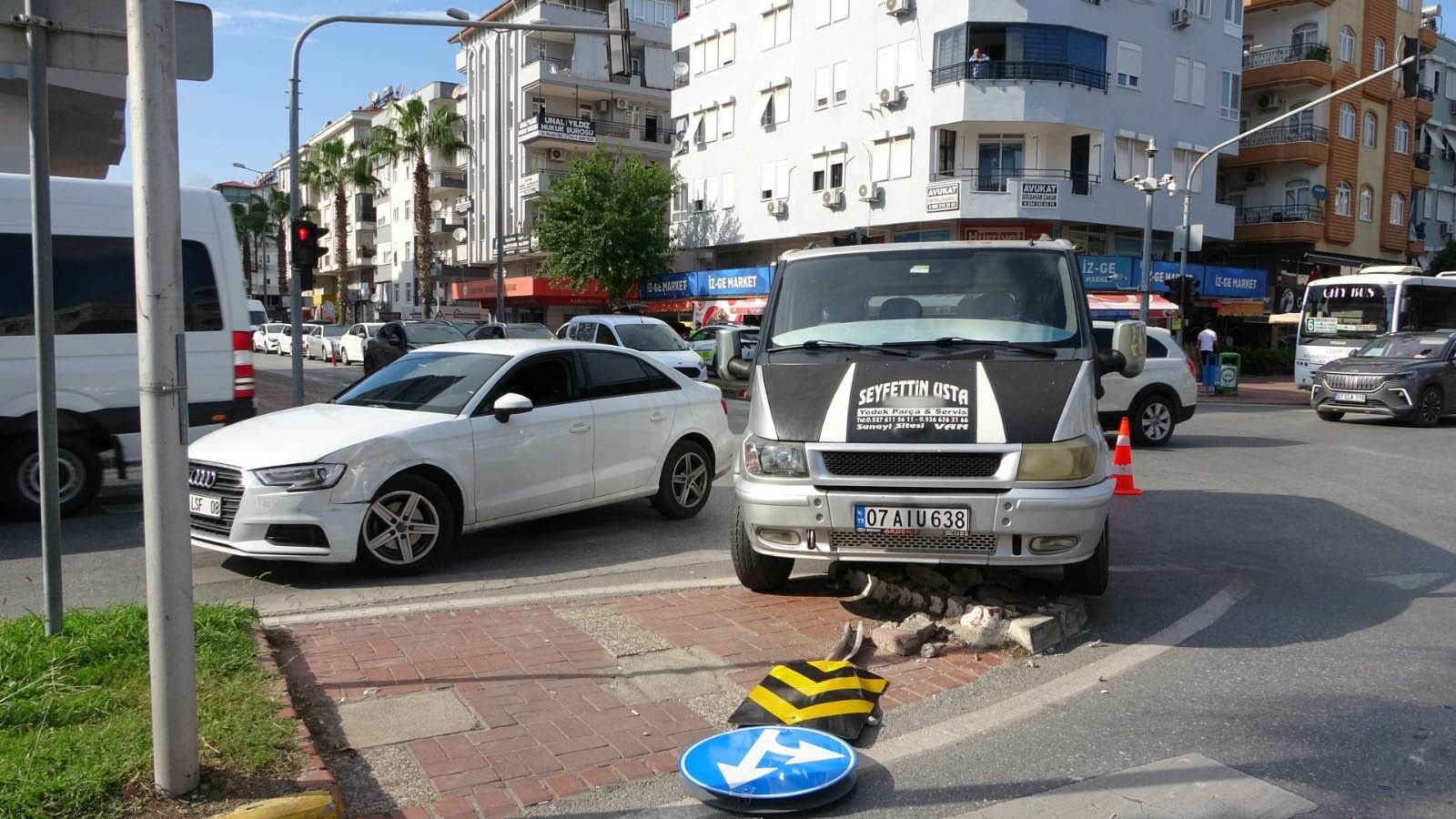 Otomobille çarpışan kamyonet, trafik yön levhasına çarparak durdu