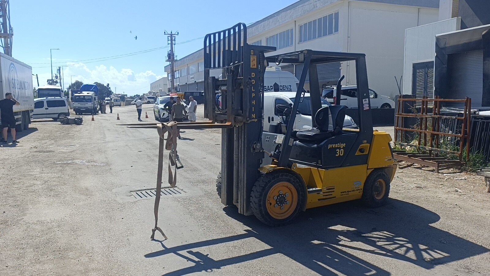 Forkliftin demirlerine çarpan motosiklet sürücüsü hayatını kaybetti