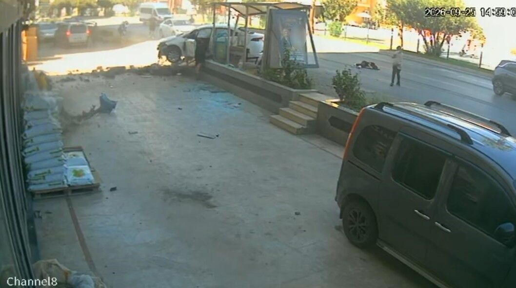 Parçalanan otomobilin direksiyonundan yürüyerek indi