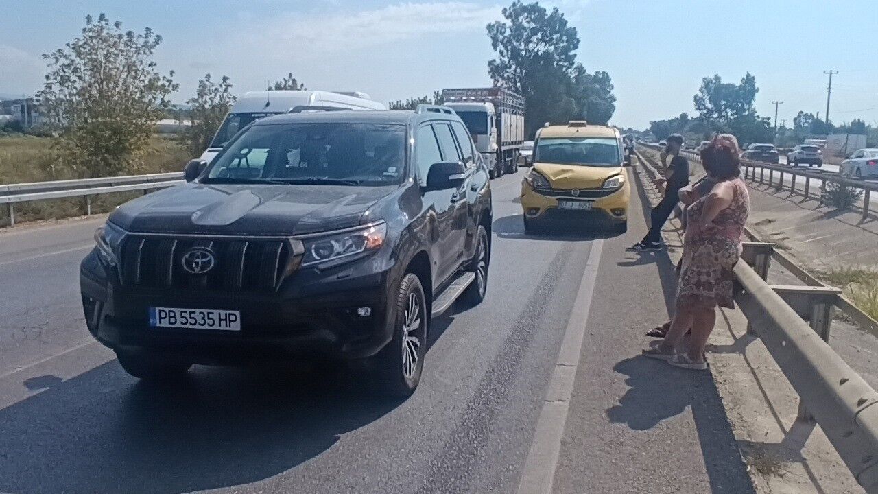 Manavgat'ta 3 araç birbirine girdi