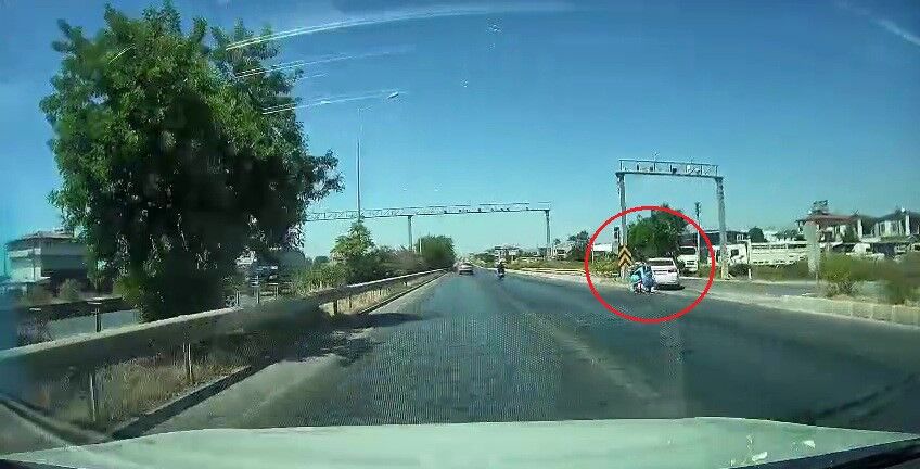 Manavgat'ta kontrolsüz şekilde tali yola dönen otomobil kazaya neden oldu