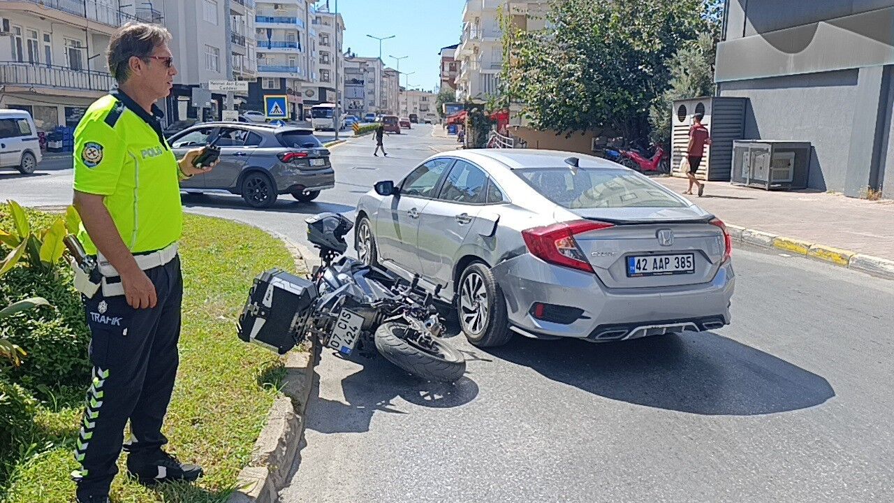 Manavgat'ta motosiklet otomobile yandan çarptı