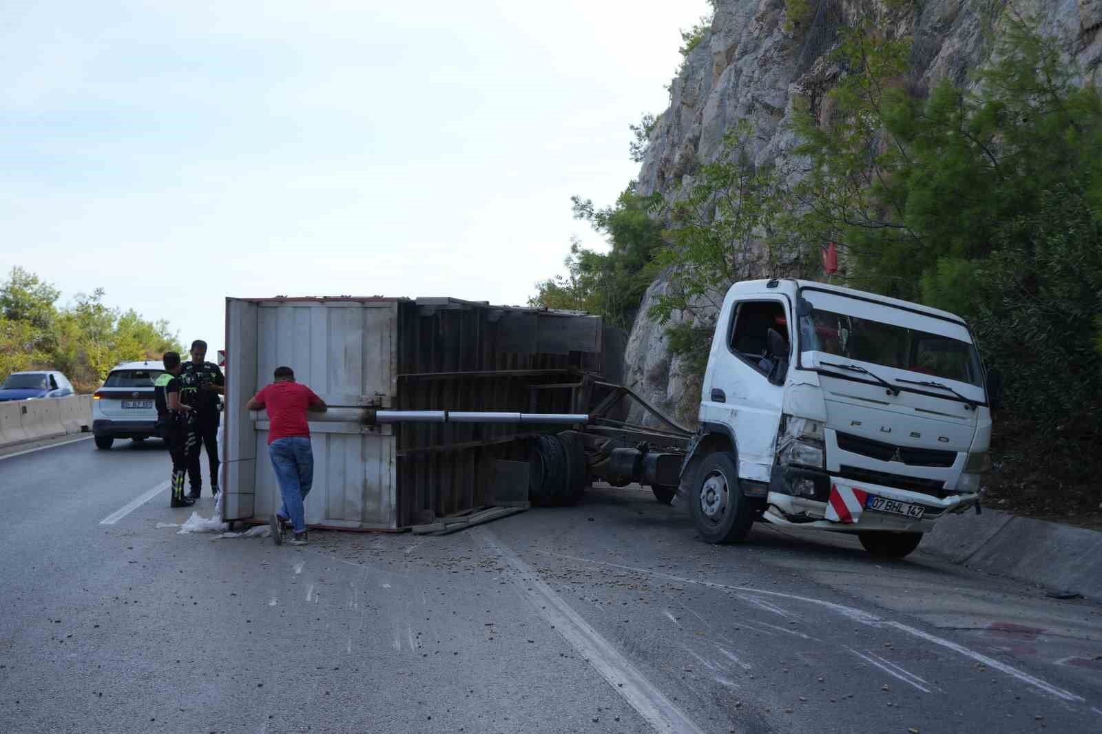 Pelet yüklü kamyon bariyerlere çarptı, kasası devrildi: 1 yaralı