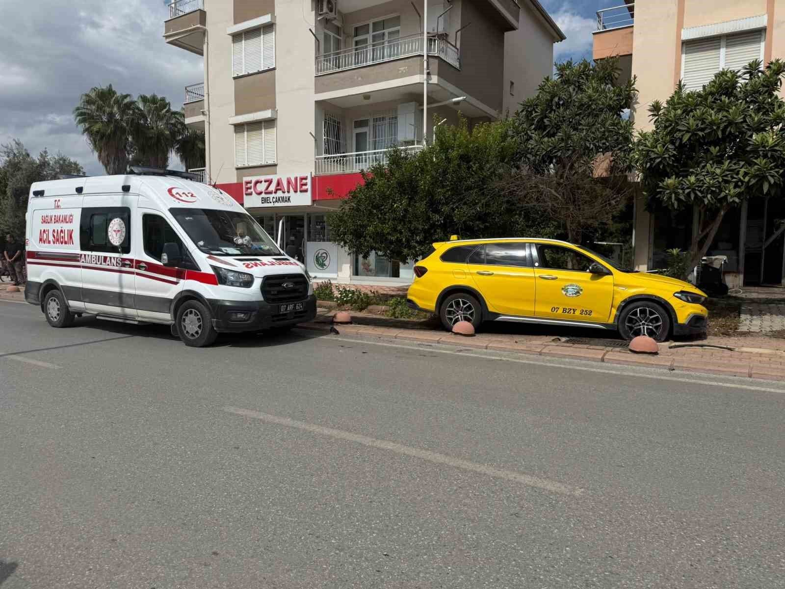 Serik’te tehlikeli kavşak yine kazaya sahne oldu