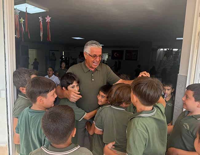 Başkan Topaloğlu okulun ilk gününde öğrencelerin yanında
