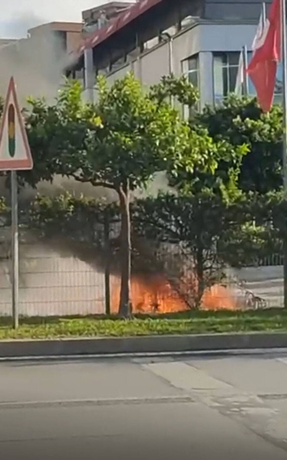 Alanya'da motosiklet seyir halinde yandı