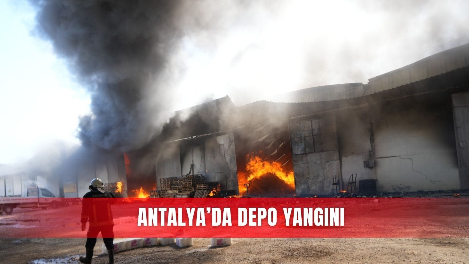 Antalya’da depo yangını: 5 depodaki ürünler küle döndü, alevlerin sıçradığı evde zarar oluştu
