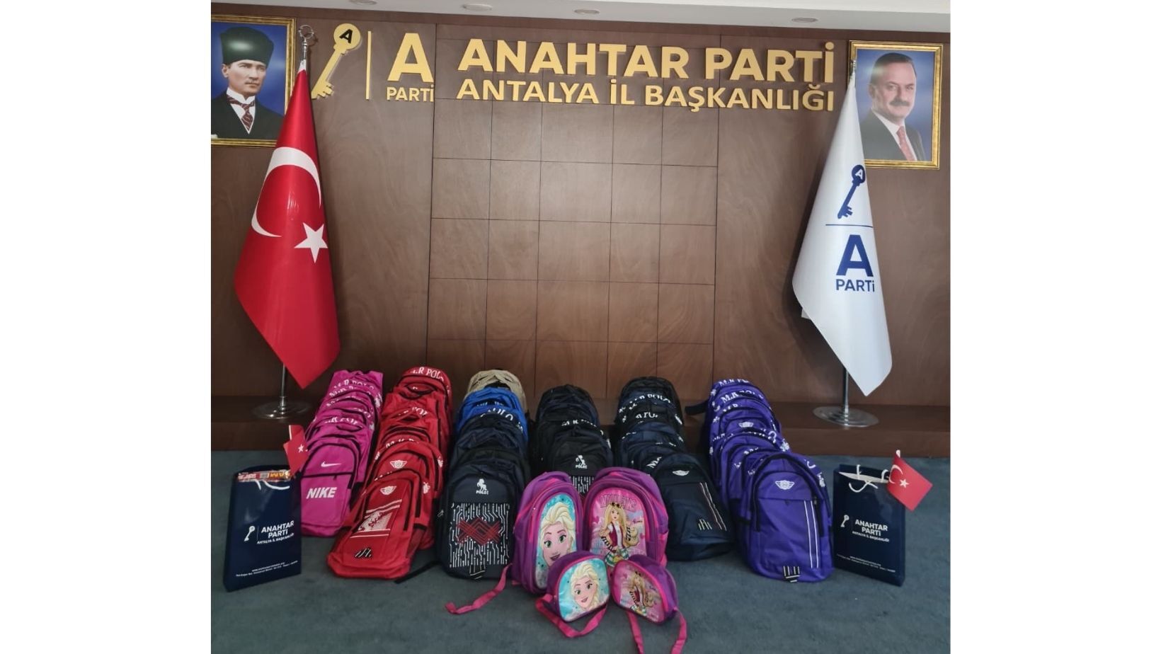 Anahtar Parti’den öğrencilere kırtasiye desteği