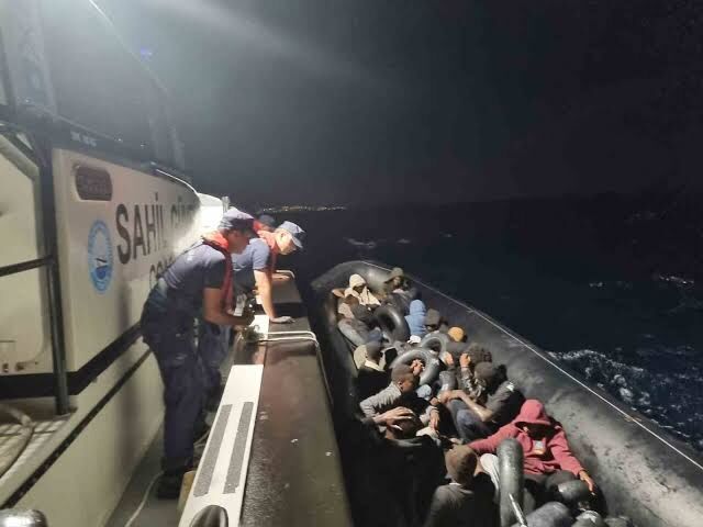 Sahil Güvenlikten peş peşe operasyon! 55 düzensiz göçmen yakalandı