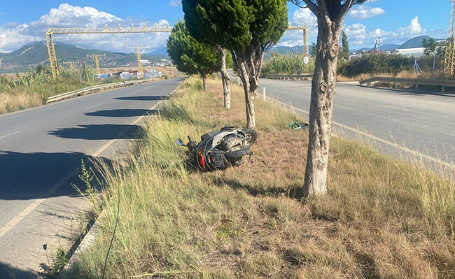 Gazipaşa'da motosiklet refüje devrildi