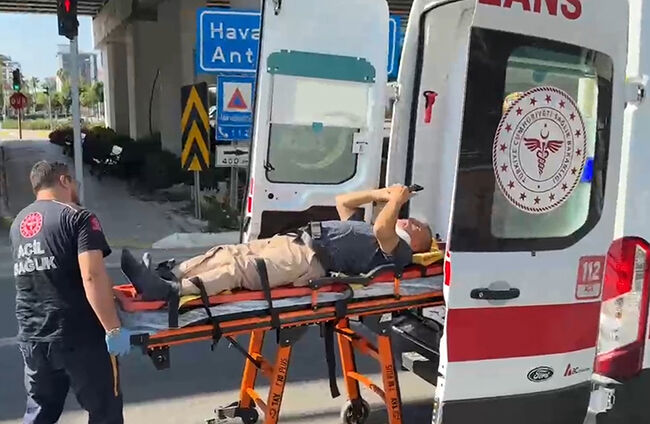 Serik'te motosiklet yolcu otobüsüyle çarpıştı