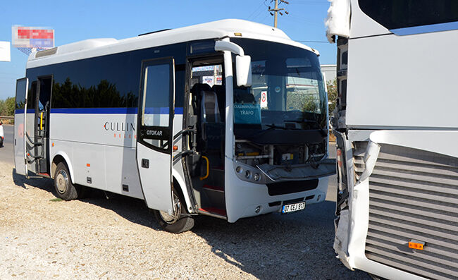 Serik'te servis ve midibüs çarpıştı: 1'i ağır 6 yaralı