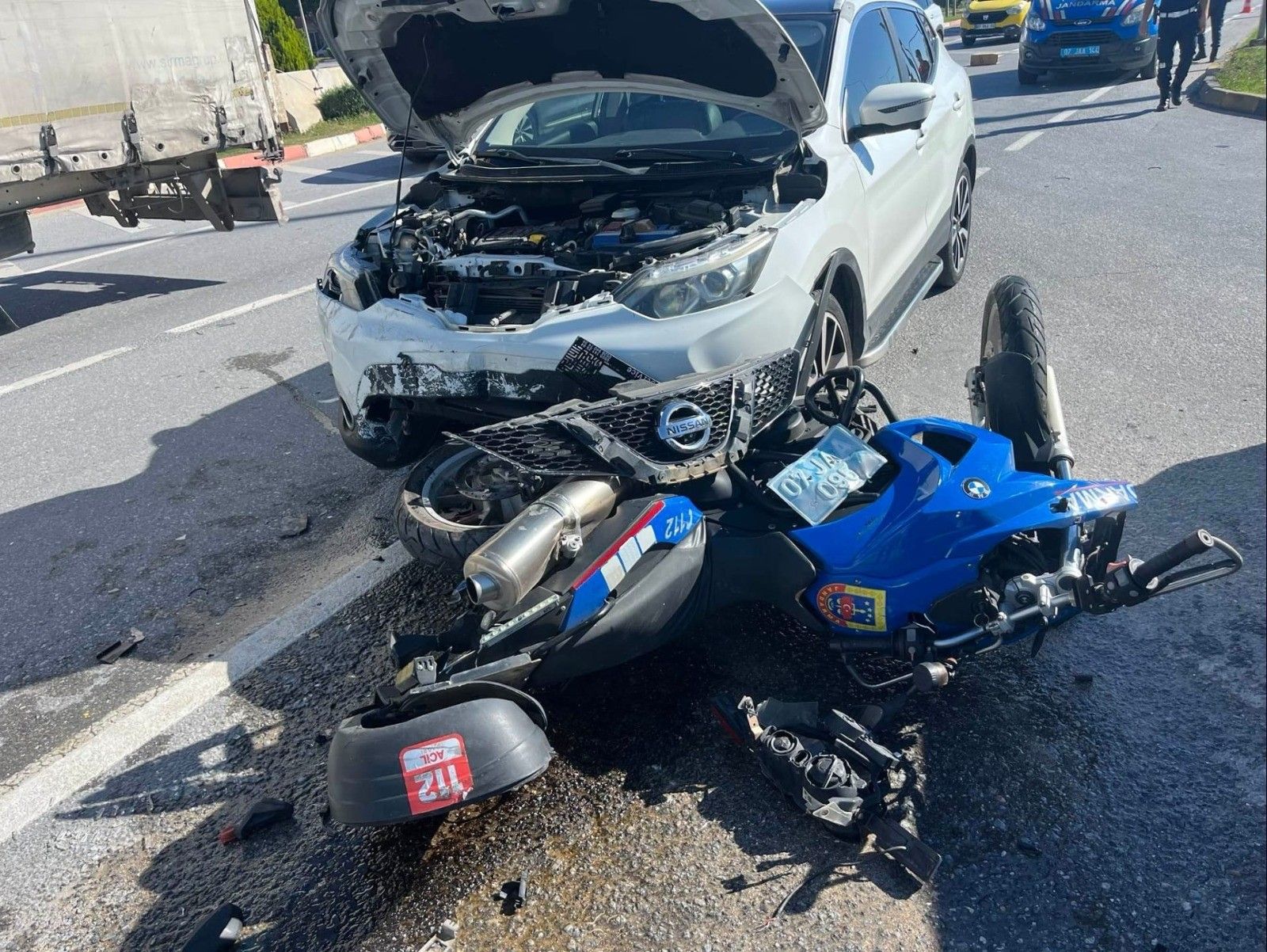 Otomobil jandarma motosikletine çarptı