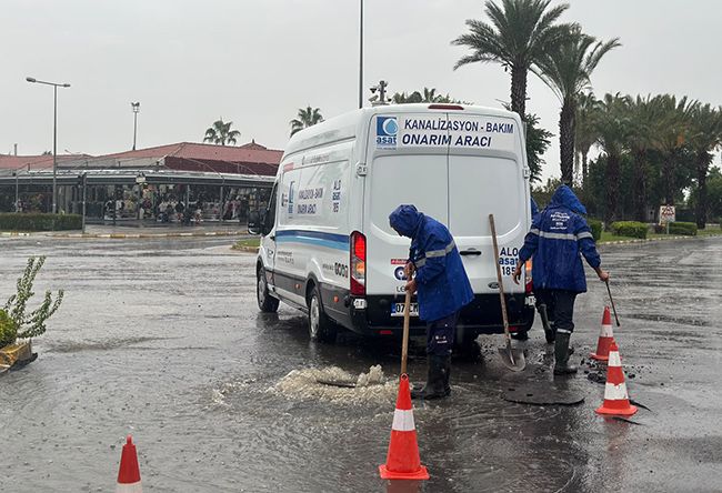 Büyükşehir sağanak yağışa karşı sahada