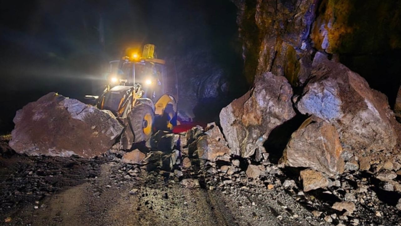 Heyelan nedeniyle kapanan yol açıldı