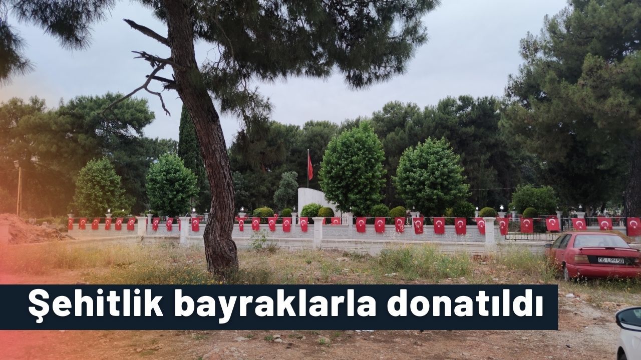 Şehitlik bayraklarla donatıldı