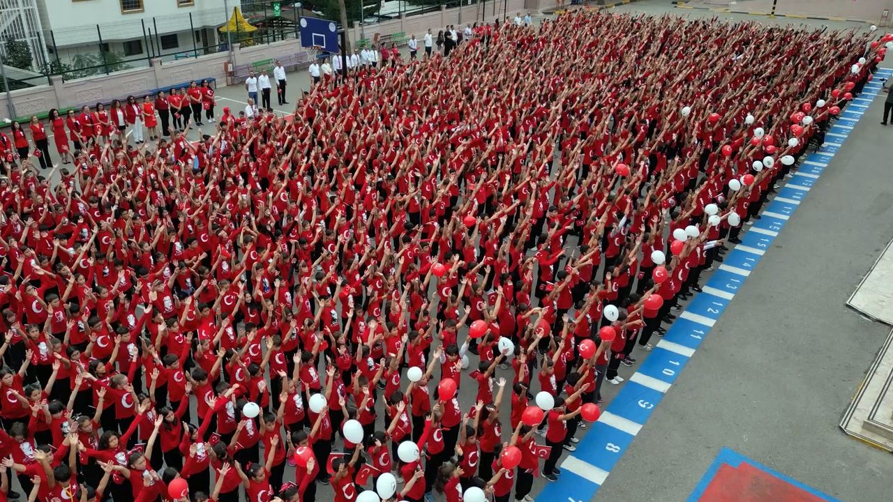 Antalya’da Mecdude Başakıncı Ortaokulu’ndan 1500 öğrencilik dev Cumhuriyet korosu!