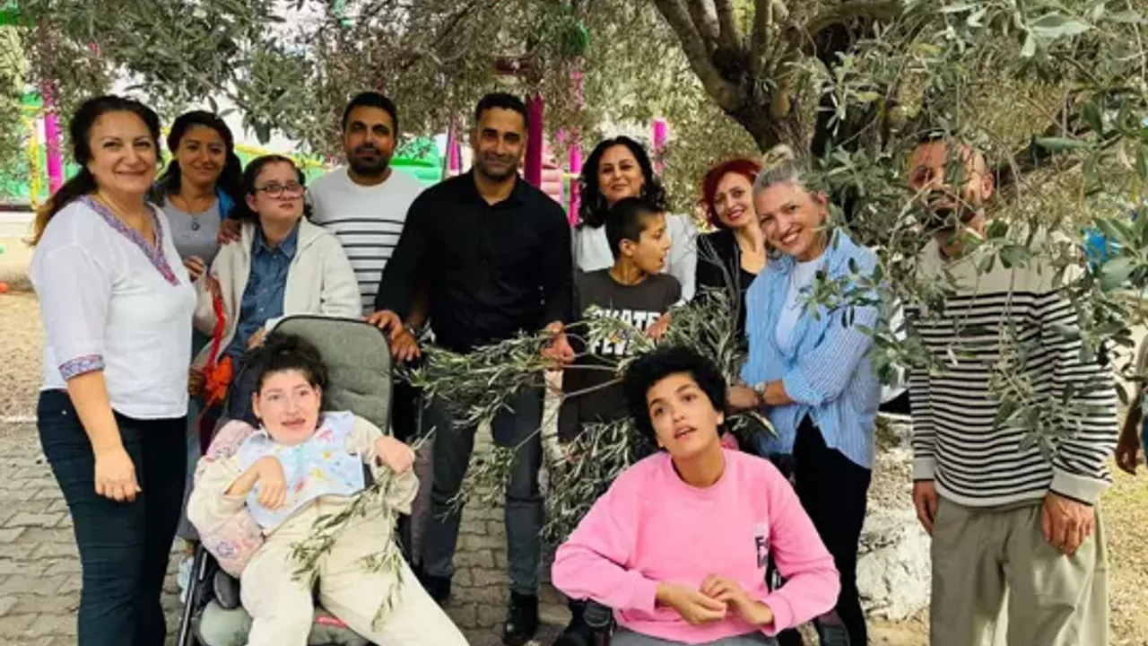 Özel öğrencilerden zeytin hasadı