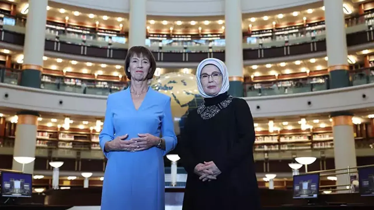Emine Erdoğan, Almanya Başbakanı Merz'in eşiyle Millet Kütüphanesi'ni ziyaret etti