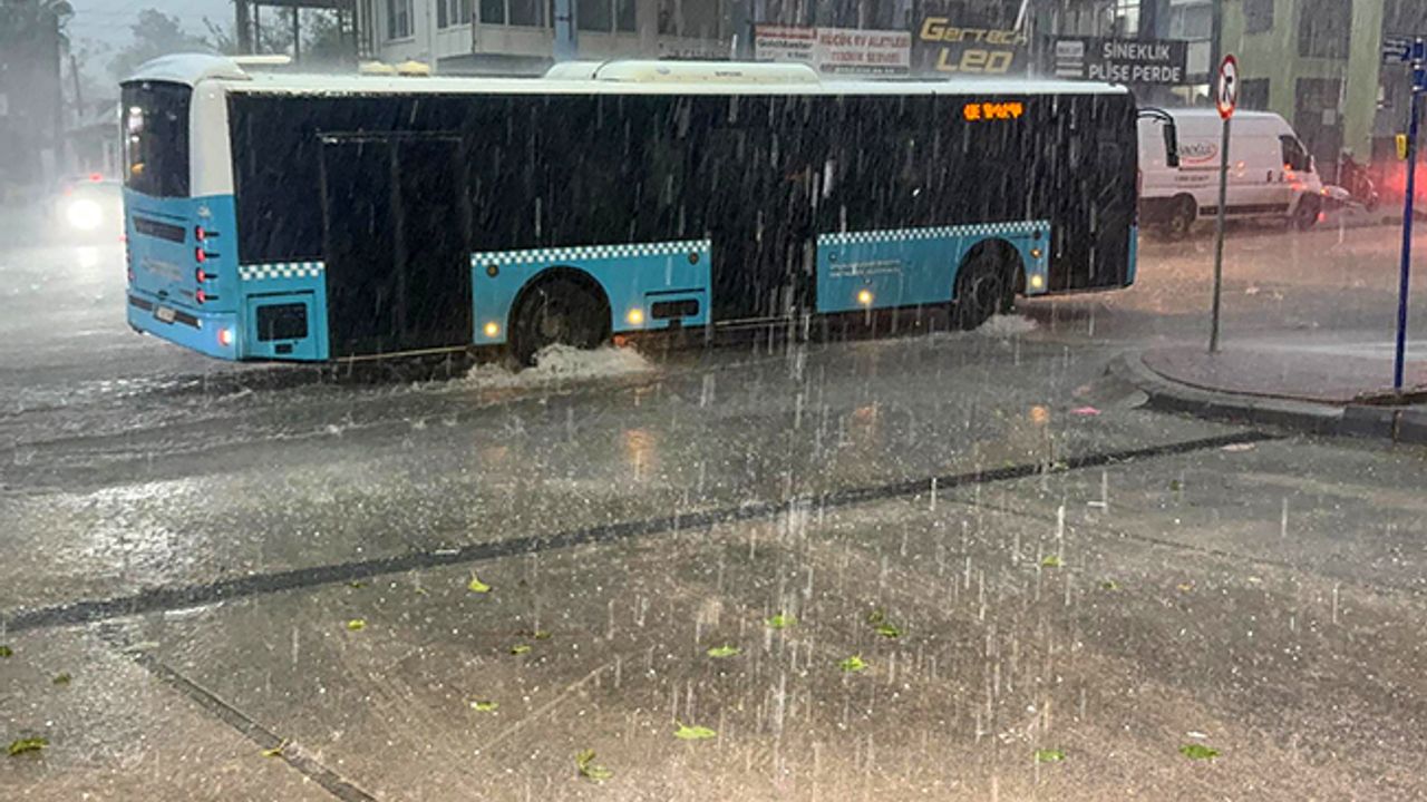 Antalya'da sağanak hayatı felç etti!