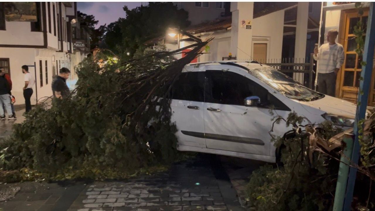 Fırtına pazar yerindeki güneşlikleri devirdi, tezgahları savurdu