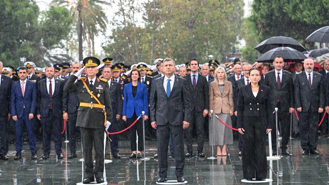 Antalyalılar 29 Ekim coşkusunu sağanak yağmur altında kutladı