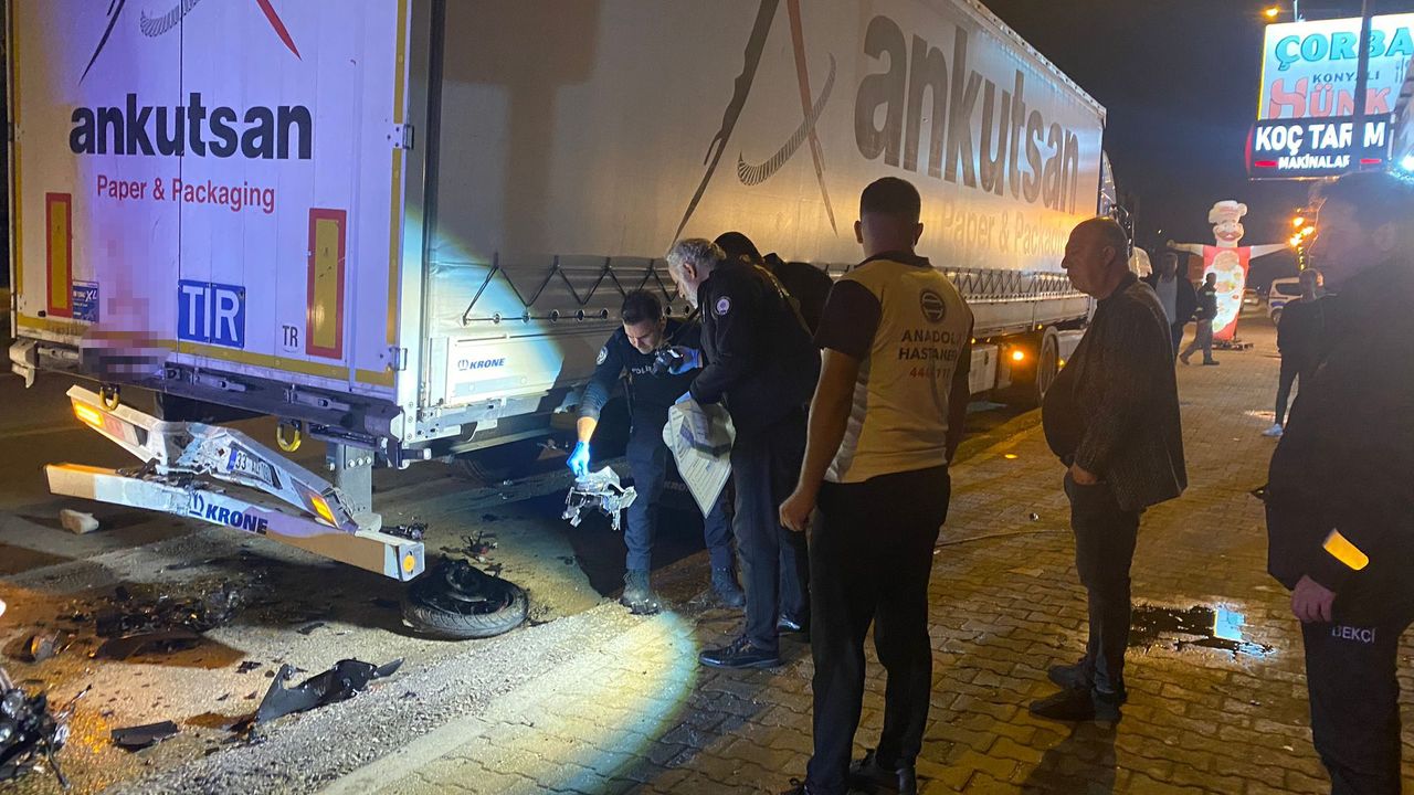 Park halindeki tıra çarpan motosikletli genç kazada hayatını kaybetti