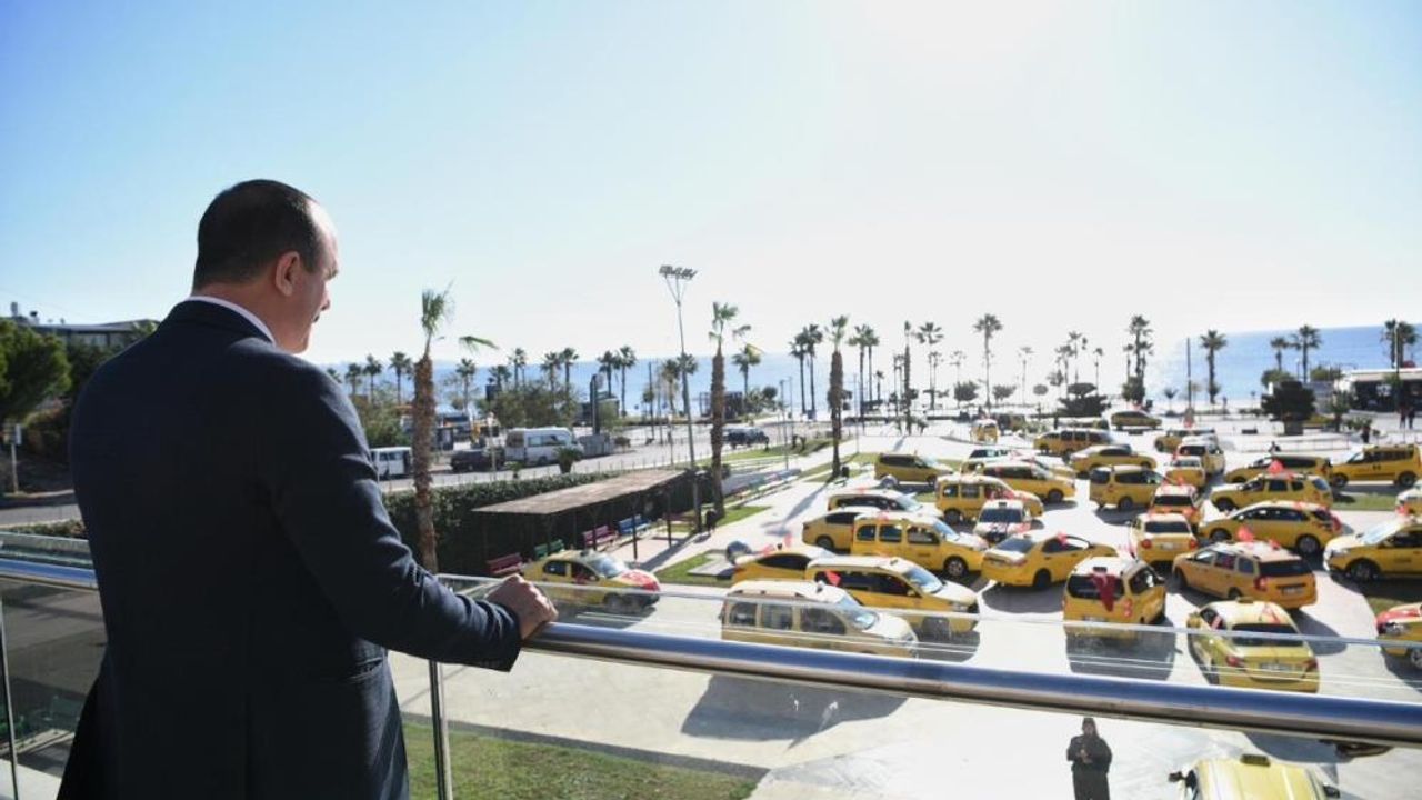 Konyaaltı'da taksicilerden Cumhuriyet konvoyu