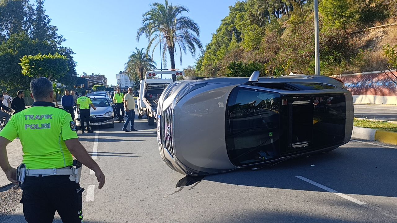 Yan yatan otomobilin sürücüsü yaralandı