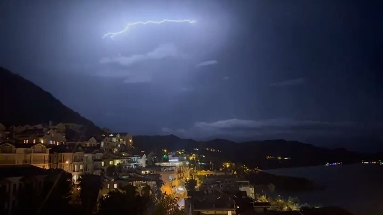 Kaş’ta şimşekler geceyi gündüze çevirdi