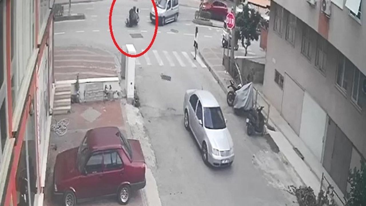 Motosiklet, hafif ticari araca çarpmamak için devrildi