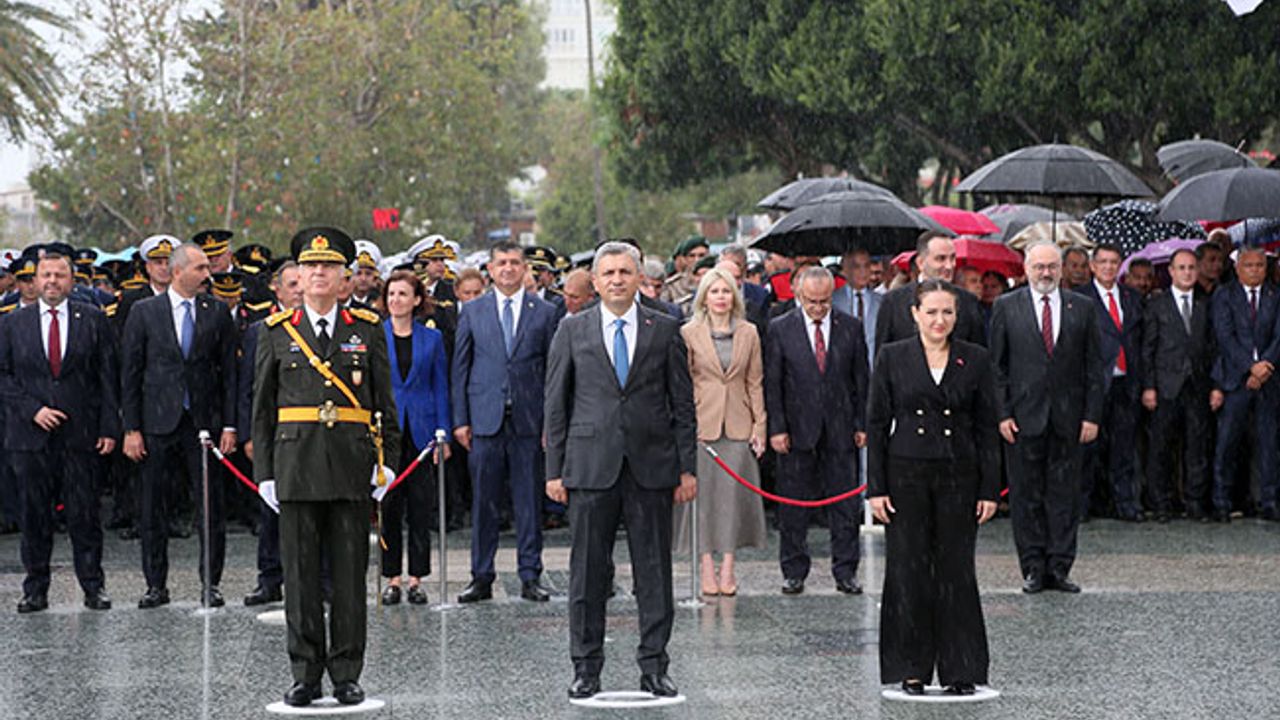 Cumhuriyet Meydanı'ndaki Atatürk Anıtı'na çelenk sunumu