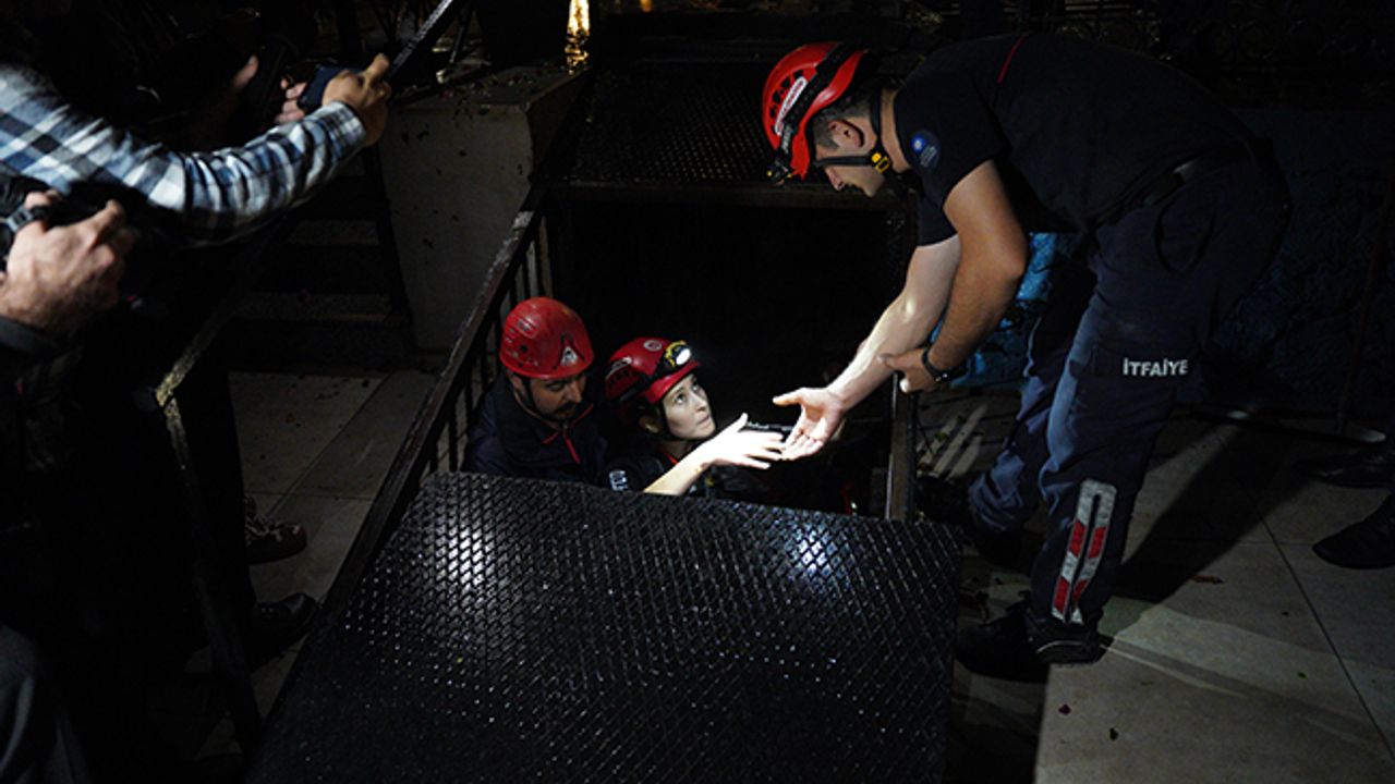 Yağışa denizde yakalandılar, mağaraya sığındılar