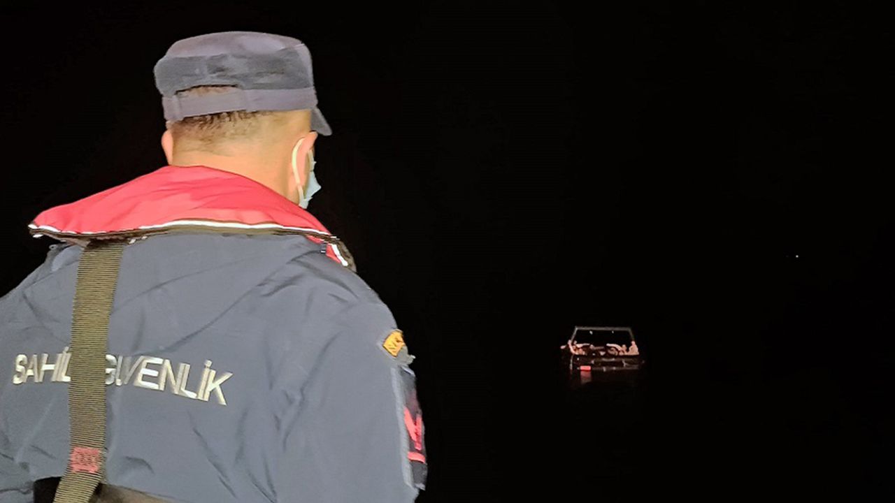 18’i çocuk 46 düzensiz göçmen kurtarıldı