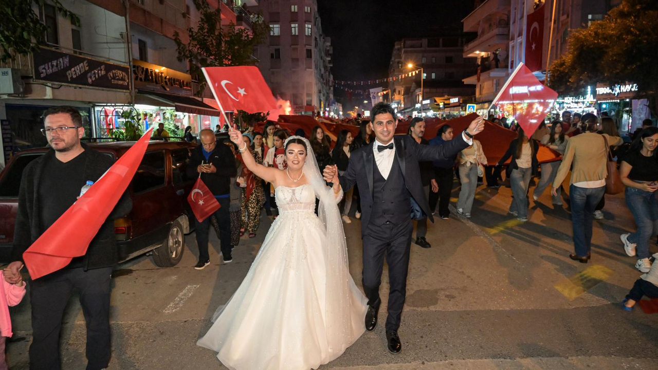 Gelin-damat Cumhuriyet Bayramı fener alayında