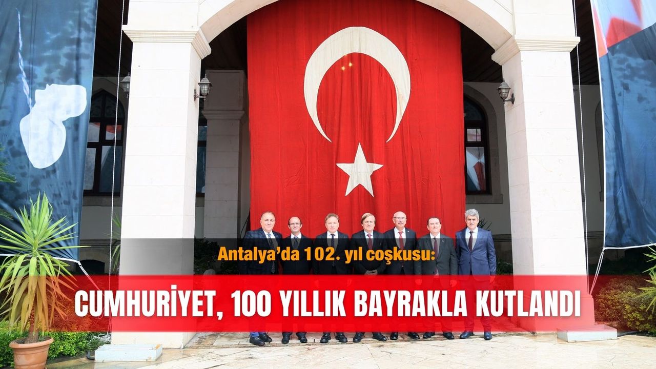 Antalya’da 102. yıl coşkusu: Cumhuriyet, 100 yıllık bayrakla kutlandı