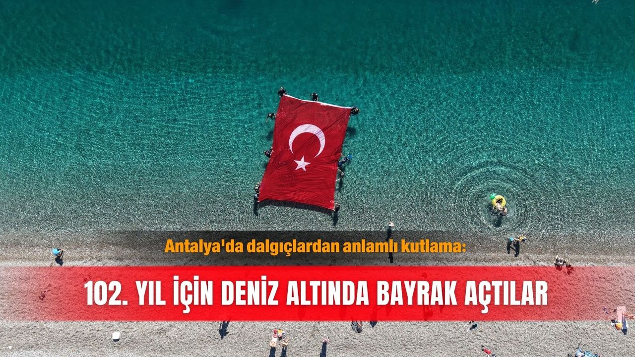 Antalya'da dalgıçlardan anlamlı kutlama: 102. yıl için deniz altında bayrak açtılar