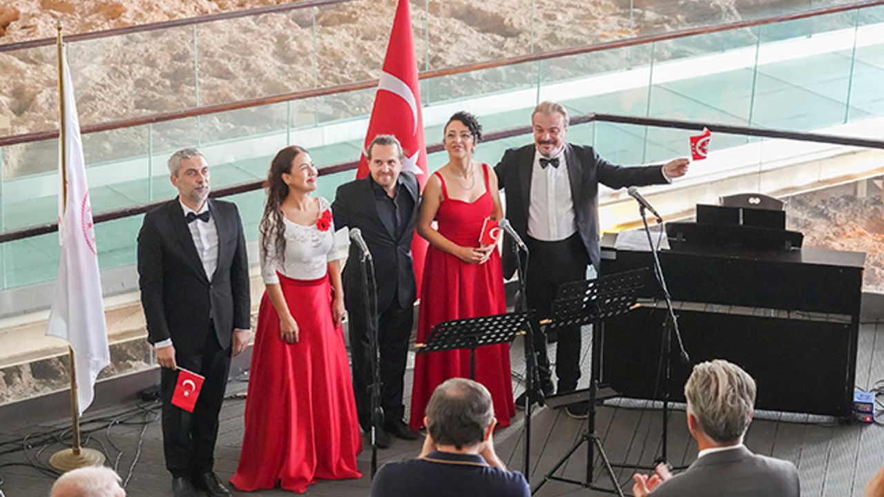 Nekropolde coşkulu kutlama