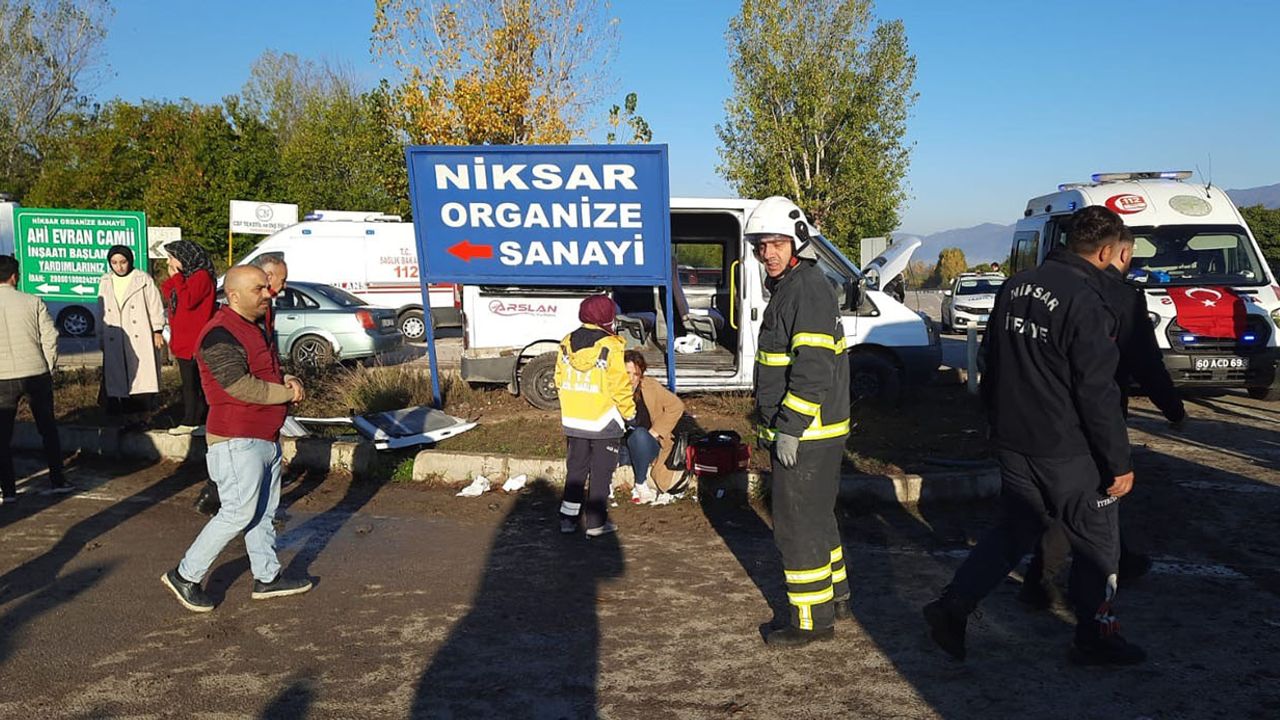 İki işçi servisi çarpıştı: 10 yaralı