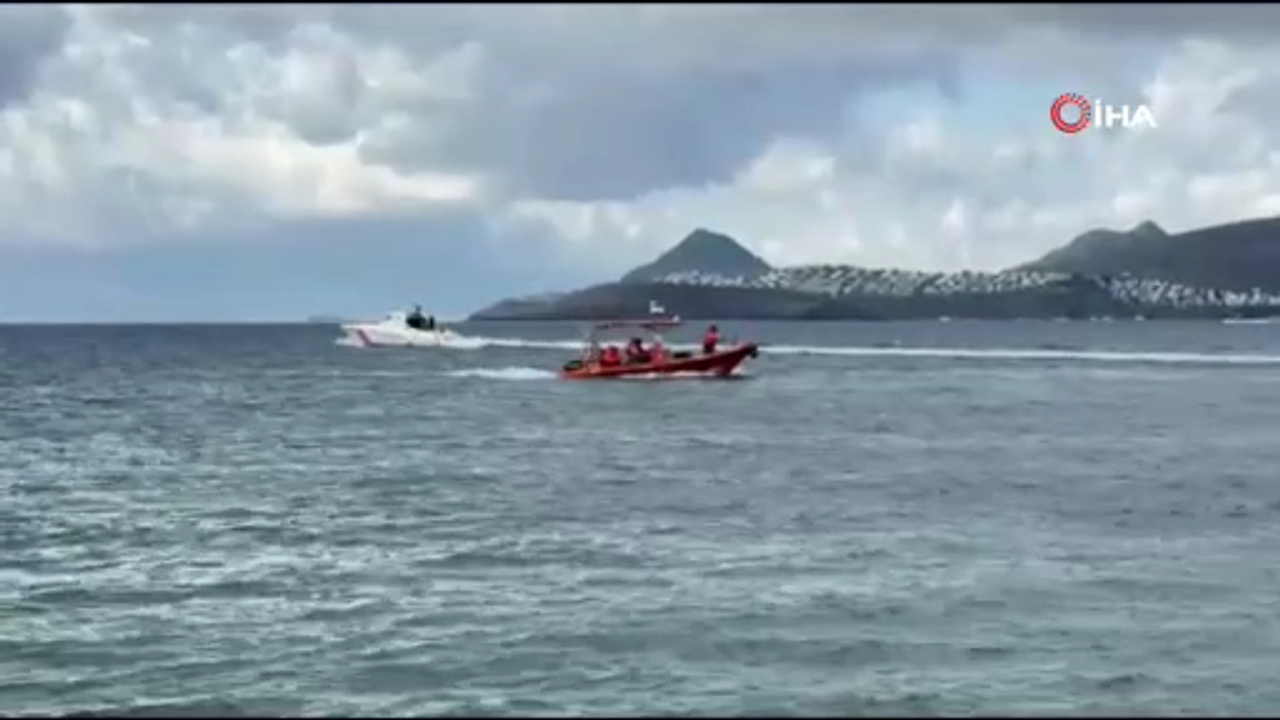 Bodrum açıklarında lastik bot alabora oldu!