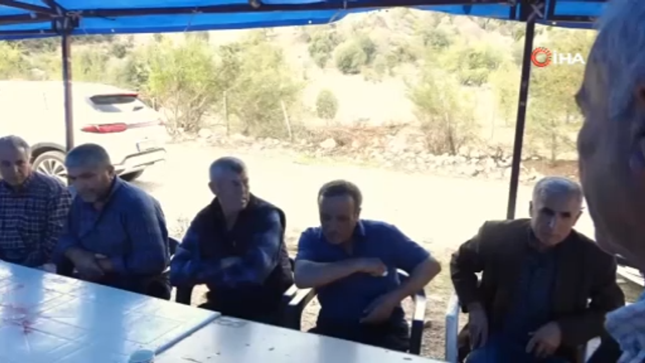 Bahşiş verirken sandalyeden düştü, iki arkadaşını da devirdi!