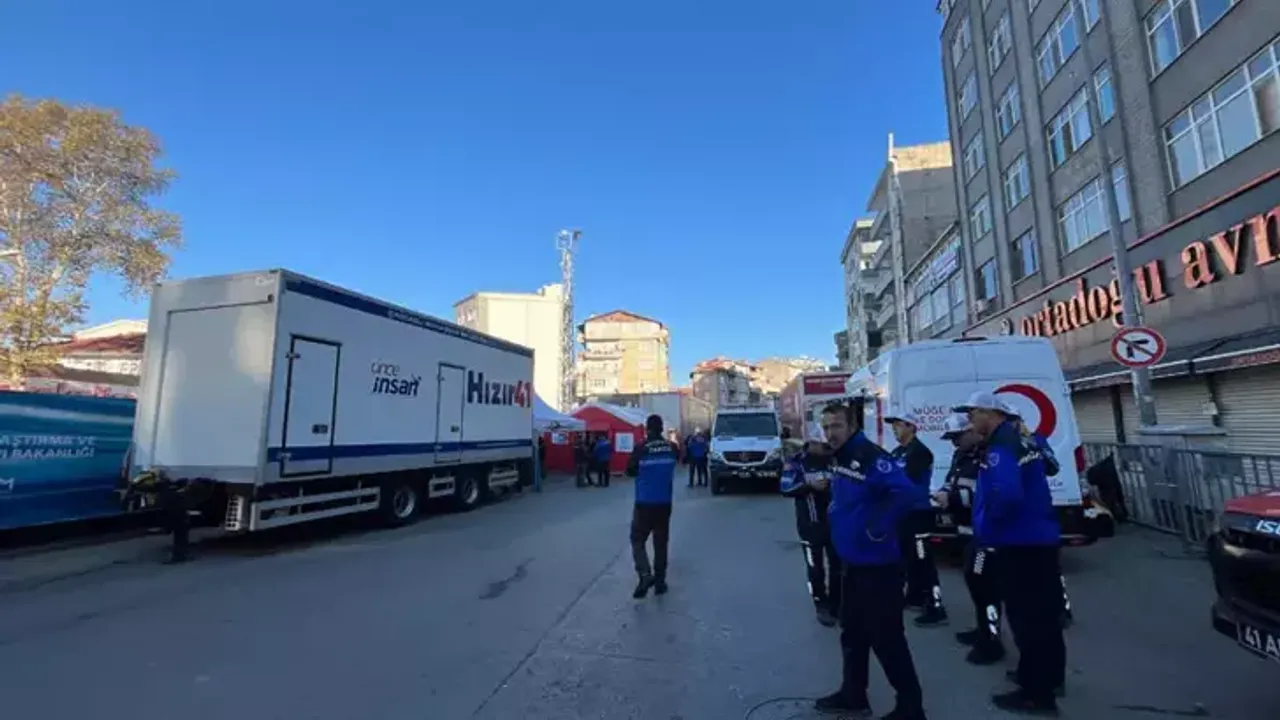 Kocaeli’de yıkılan binanın yakınındaki binalar tahliye edildi; ekipler inceleme başlattı