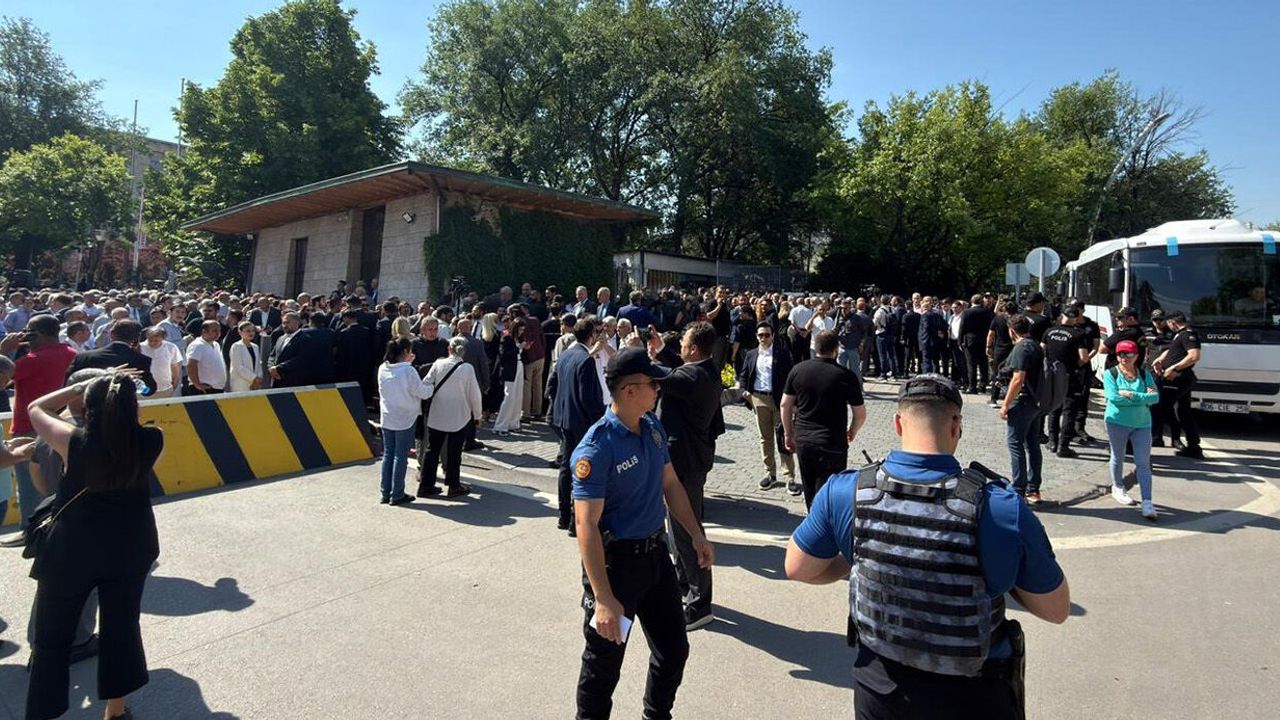TBMM önünde Kılıçdaroğlu ve Özel destekçileri arasında gergi