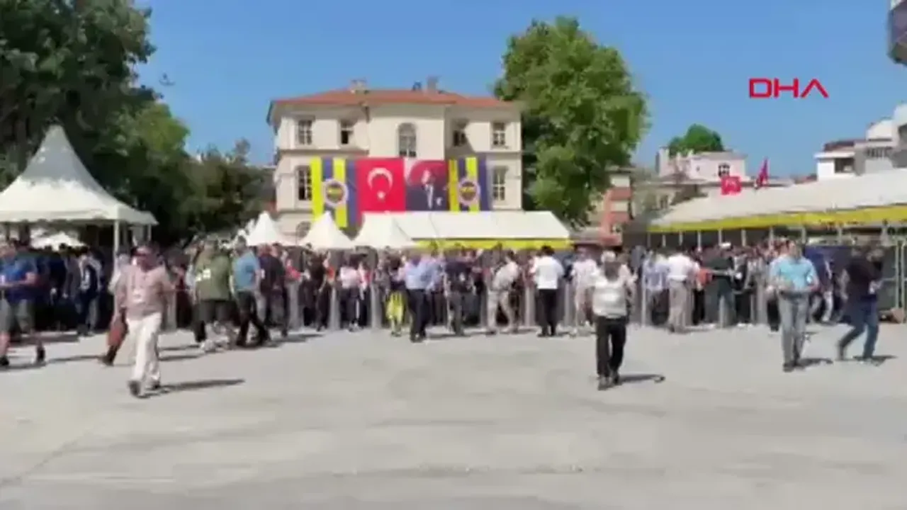 Fenerbahçe'de başkanlık seçimi için oy verme işlemi başladı